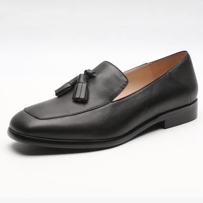 China Supplier Breathable Loafer Black Leather Flat Casual Loafer With Tassel For Women for sale