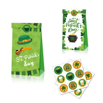 China 24pcs Festival Recyclable Irish St. Patrick's Day Party Favor Bag Four Leaf Clover Candy Bag Gift Paper Bag for sale