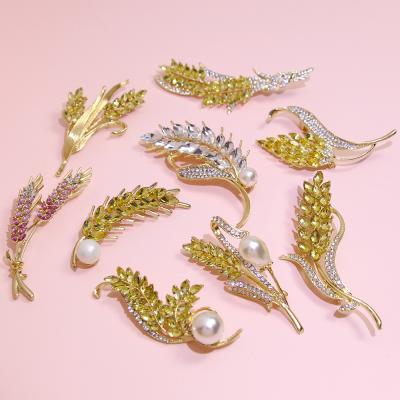 China Temperament Fashionable Custom Gold Crystal High-end Brooch Ears Fashion Overcoat Scarf Buckle Waist Anti-glare Silk Brooch for sale