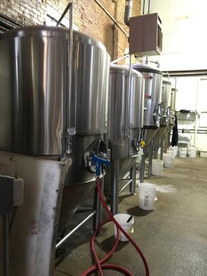 China van het Materiaal Kant en klaar Brewpub van 500L 1000L SS304 Microbrewery Systemen Verticaal Type Te koop