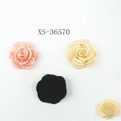 China Brooch Fashionable Knitted Artificial Flowers With Pin Fashion Accessories for sale