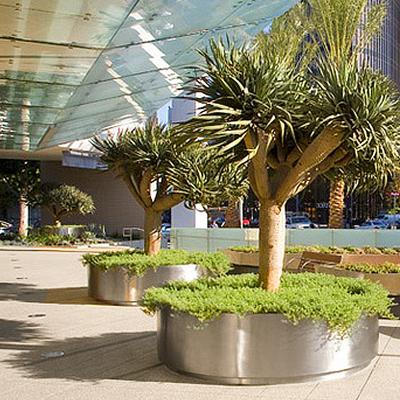 Cina Grandi scatole metalliche per piantare piante rettangolari Grandi vasi da giardino esterno per fiori Scatole metalliche Grandi vasi da giardino esterno per fiori in vendita