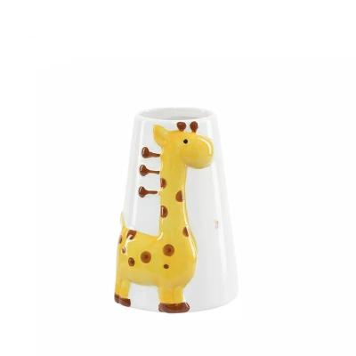 China Hot Selling Water Sustainable Small Animal Cute Animal Products Colorful Giraffe Style Automatic Feeder for sale