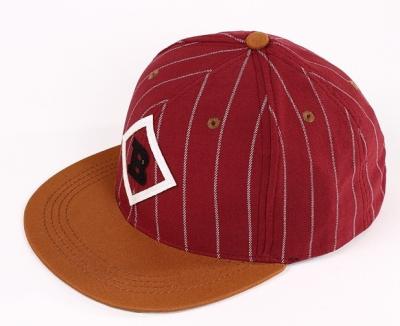 Chine Casquettes de baseball rouges de Snapback de tissu de bande de la jeunesse brodées pour l'été/automne à vendre