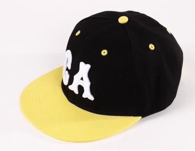 Chine Casquettes de baseball élégantes de Snapback de sport en plein air avec la crête jaune à vendre