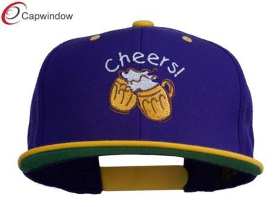 Chine Acclamations pourpres brodées d'or de casquettes de baseball de Snapback avec des tasses de bière à vendre