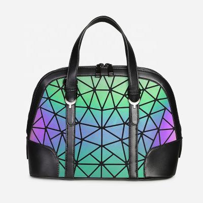 China High Quality Large Capacity Stereotypes Fashionable Quilting Geometric Luminous Shoulder Bag for sale