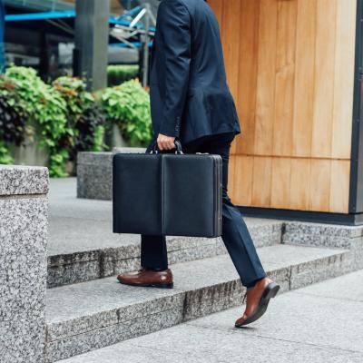 China Waterproof Luxury Leather Business Briefcase Briefcase Men Retro PU Business Case for sale