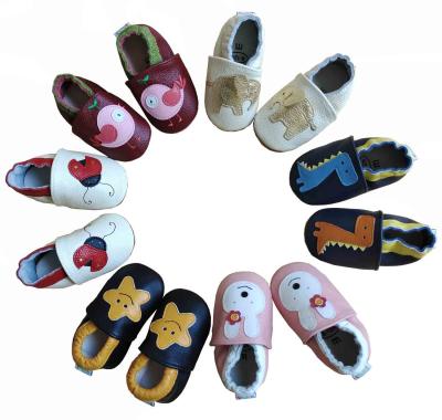 China Genuine Leather Baby Moccasins Boys And Girls Children's Lightweight Handmade Soft Unique Toddler Baby Shoes for sale