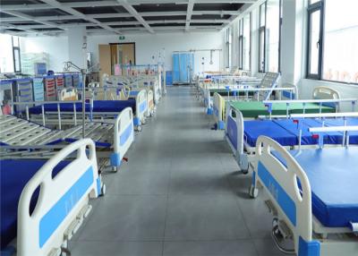 China Cama ajustável médica revestida do pó de aço, manual móvel da cama de hospital da movimentação à venda