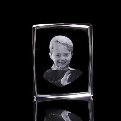 China Global Clear Laser K9 Crystal Customized 3d Portrait Photo Frame Newly Married Couples Gifts for sale