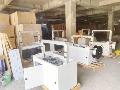 China Kartondoos 350W Semi Automatische het Vastbinden Machine60kg Spanning Halfautomatische het Vastbinden Machine voor Plastic pp-Riem Te koop