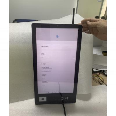 Cina 15.6 Inch Industrial Android Tablet Touch Screen Computer Kiosk Con Webcam RFID IC Reader QR Scanner in vendita