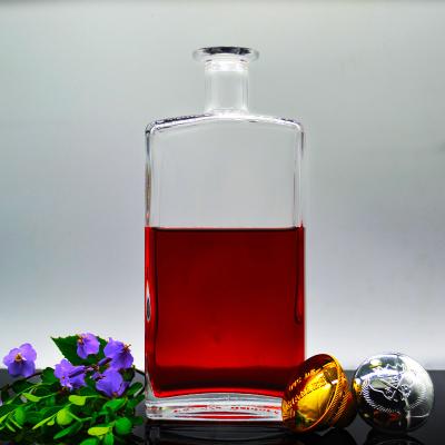 Chine Bouteille de vodka en verre élégant 500ml 750ml 1000ml Volume pour bouteille en verre personnalisée à vendre