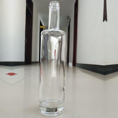 China Super Flint Glaskragen Rund 700ml Kork Top Klarer Gin Flasche für Wodka-Enthusiasten zu verkaufen