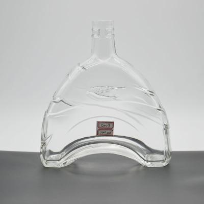 China 750 ml aangepaste flessen super flint glas materiaal brandy glas fles met kurk Te koop