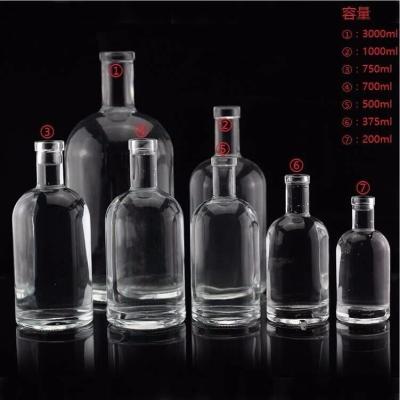 China FOB Leere Glasflasche für Wodka, Spirituosen, Whisky und Wein Kapazität 250 ml 500 ml 700 ml 750 ml 1l zu verkaufen