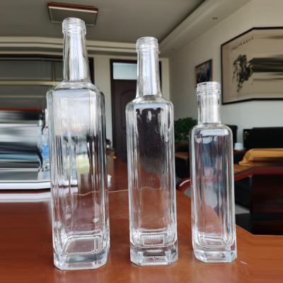 China Transparent Empty 750ml Vodka Liquor Glass Bottle with Sealing Type Cork/Screw/Guala for sale