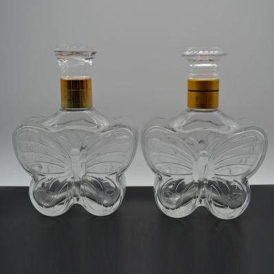 China Impresión de logotipo Puede personalizar el alcohol blanco cristalino en una botella de vidrio en forma de mariposa de 0,5L en venta