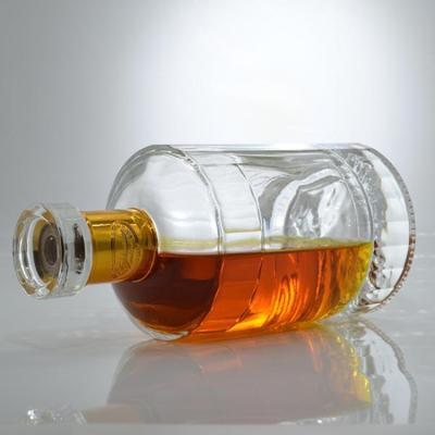 China Glasflasche Kapazität 750 ml Bergbasis Runde Flint Flasche Quadrat Schulter Gin Whiskey zu verkaufen