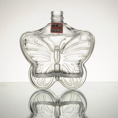 China 500 ml Frost Surface Handling Butterfly Shape Whiskey Glasfles voor Vodka Verpakking Te koop