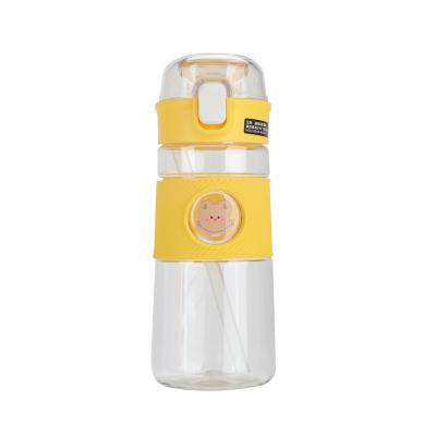 China Beautiful Sustainable Design 670ml Kids Food Grade Bpa Free Plastic Water Bottles With Straw And Lid for sale