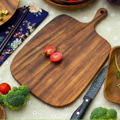 China Sustainable Natural Wood Kitchen Acacia Cutting Board Serving Bread Boards With Handle Cutting Plates Wooden Baking Tools for sale