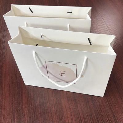 China Grace Wholesale Custom Biodegradable Recyclable Green Gift Wrapping White Paper Bag for sale