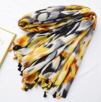 China Polyester Fashion Women Amazon Scarves Yellow Polyester Printing Bluring Scarf for sale