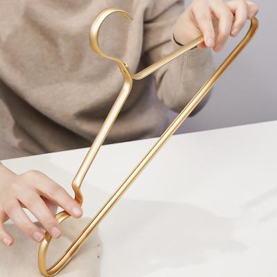 China Bold And Wide Seamless Non-slip High Load-bearing Fashion Hanger Household Aluminum Hanger No Rust New Design for sale