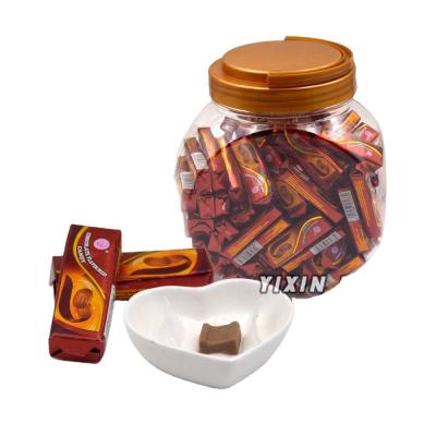 China Natural 9.2g Chocolate Flavor OEM Square Caramel Candy Sweetened In Jar for sale