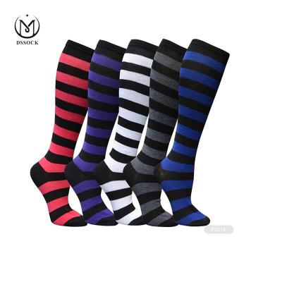 China DS F0077 QUICK DRY high long striped knee tube socks for women meias de longo de cano de soquete de meias long As for sale