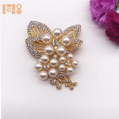 China Fashion Pearl Women Corsages Butterfly Flower Rhinestone Imitation Brooch Pin For Christmas Gift for sale