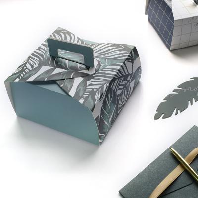 China Recycled materials ready to ship forest paper handheld cake box beautiful new design cake box creative fresh packaging wholesale for sale