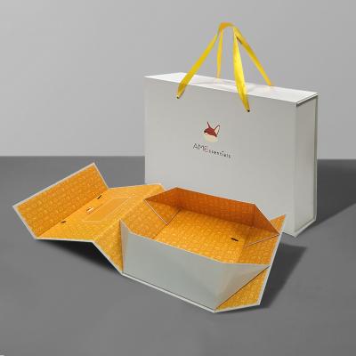 China Recycled Materials Wholesale Custom Logo Cardboard Jewelry Folding Rope Handle Clamshell Gift Box for sale