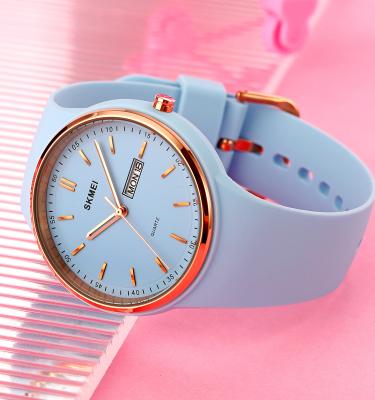 China Custom hot stamping women's watches 1747 silicone 3atm date skmei automatic casual waterproof watch latest ladies gift for sale