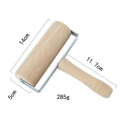 China Sustainable Kitchen Gadgets Kitchen Supplies Utensil Roller Style Rubber Wooden Baking Pin for sale