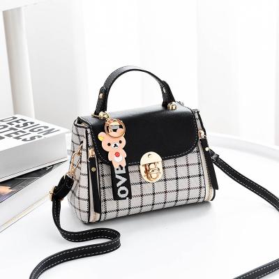 China Fashion Designer Custom Logo Ladies Leather Shoulder Handbag Trend Tote Bags Women Handbags With Small Bear Pendant for sale