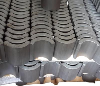 Cina Magnete ceramico duro di forma dell'arco di energia libera di Y30 Y40 per il motore 540 550 775 in vendita