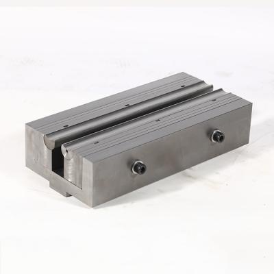 Cina 42CrMo Materiale Press Brake Punch Tooling Lower Press Brake Bottom Die in vendita