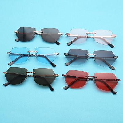 China Classic Fashion Lentes De Sol Manufacturers Gradient Sunglasses Newest Fashion Sunglasses Dropshipping Sunglasses Woman Metal Logo for sale