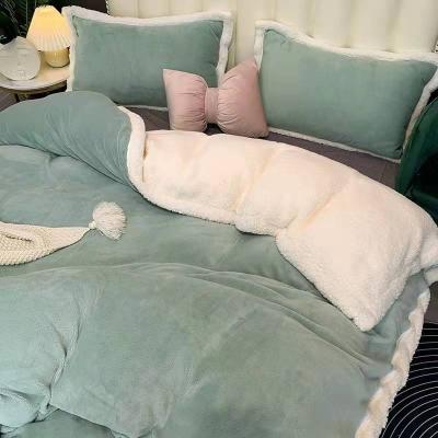 China Sustainable Hot Sale Flannel Comforter Stuffed 100% Polyester Filling Comforter Sets For Sleep for sale