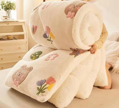 China Sustainable Use Hotel Flannel Quilt Polyester Filling Comforter Covers For Sleeping for sale