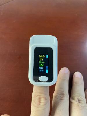 China Kleines verstellbares medizinisches Fingerspitzen-Puls-Oximeter OLED für Erwachsene und Kinder, Blutsauerstoffmonitor zu verkaufen