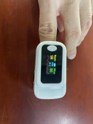 China OEM ODM Draagbare Vingertop Bloedzuurstof Hartslagmeter Oximeter Met OLED Te koop