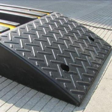 China Durable Most Popular Roadside Parking Lot Ramp Traffic Threshold Garage Hand Held Restriction Slope for sale