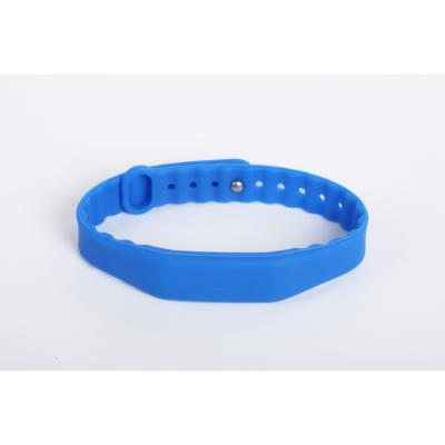 China 125khz 13.56mhz Adjustable Silicone RFID Wristband Waterproof / Waterproof NFC Wristband for sale