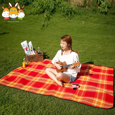 China 2*2m Portable Family Spring Visit Mat Deep Padded Outdoor Camping Portable Lawn Picnic Blanket Easy Fold for sale