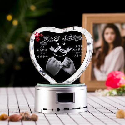 China Customized 3d Wedding Gift Etched Glass Crystal Photo Frame Heart Love Crystal Photo Frame for sale