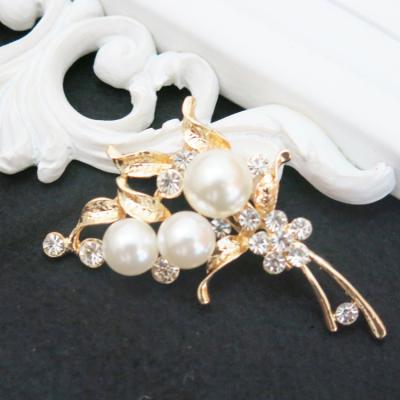 China Crystal Flower Brooch Lapel Pin Fashionable Fashion Rhinestone Jewelry Women Wedding Hijab Pin Large Brooches For Women for sale